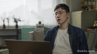 年轻<strong>男人</strong>在家使用电脑